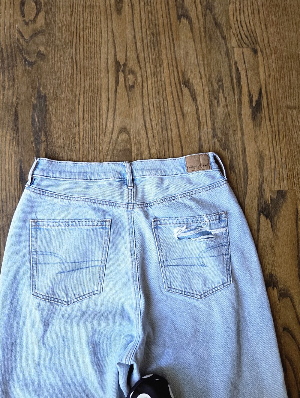 American Eagle Outfitters Women's Sz 12 Light Wash Distressed Straight Leg Jeans - Picture 6 of 10